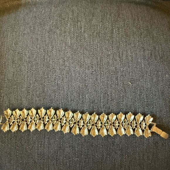 Vintage Coro Pegasus Silver Tone Bracelet with Leaf Motif Design. - Picture 3 of 6